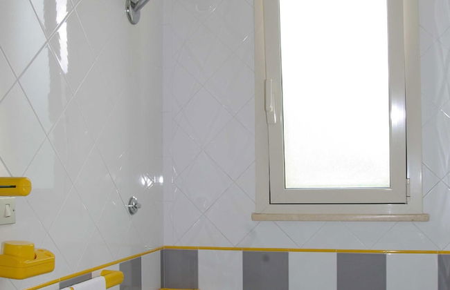 Stunning Apartment for 3 People in Residence - Photo 7