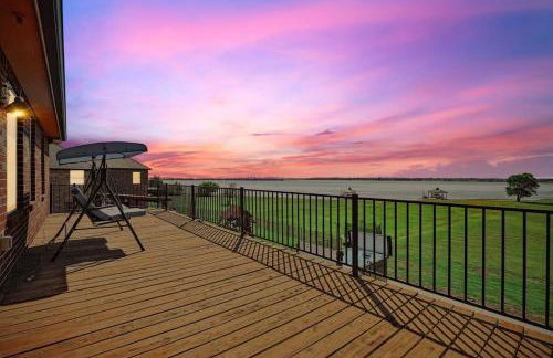 The Best of Lakeside Living - Luxury at its Finest - Photo 2