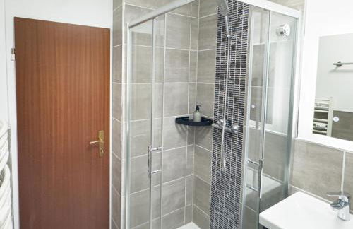 MOIN Apartments - Privater Parkplatz & Balkon, WiFi und TV - Foto 26