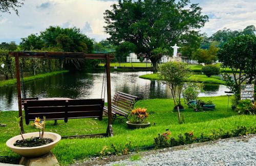 Chalé com PISCINA Privativa, com 2 QUARTOS, ESTACIONAMENTO em Condomínio com PORTARIA 24h, Sauna, Quadras, 3 PISCINAS no condomínio, Pesca e Parquinho Infantil - SmarTV na sala de estar, TV na área CHURRASQUEIRA, Wi-Fi e Cozinha Completa - Foto 45