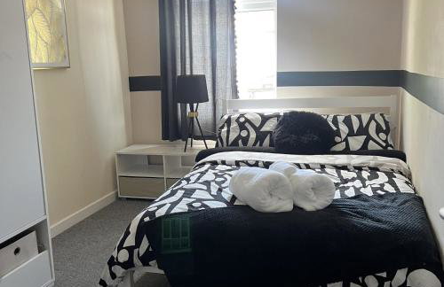 The Hive 2-Bed Apartment with Kitchen and Private Bathroom in Lively Monton Village - Sleeps 4 - Free WiFi - Parking Nearby - Foto 15