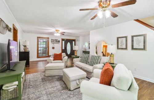 Secluded Lakefront Escape w Private Dock, 600ft Shoreline and Views, Sleeps 13 - Foto 28