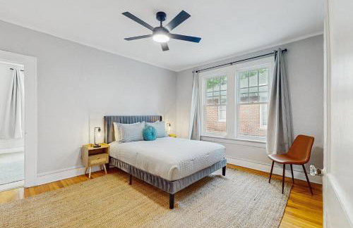 Spacious duplex with private balcony, washer & dryer, and WiFI - Foto 11