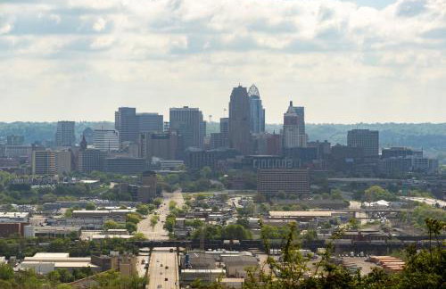 Above Coffee Shop, Cincy Hilltop Apt, City Views! - Foto 26