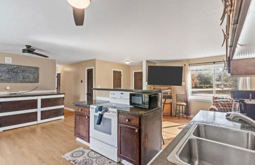 Chill Retreat, hot tub, large private yard - Foto 29