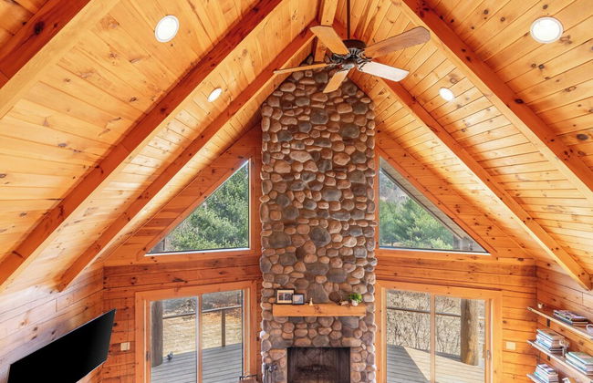 Secluded w/ Deck Views, Hot Tub, & Ping Pong Hudson in the Berks by Avantstay - Foto 19