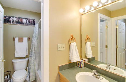 First-Floor Big Sky Condo with Hot Tub! - Foto 14