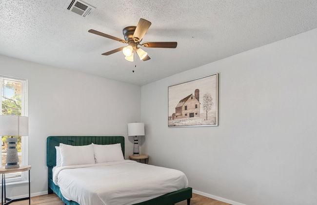 Spacious Retreat 8 Bedroom River - Photo 24