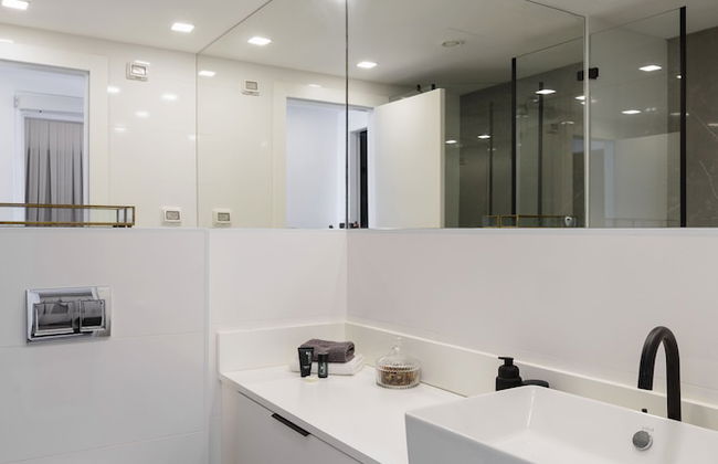 Luxury with Terrace & Sea View by FeelHome - Photo 25