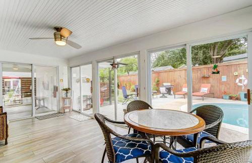 Poolside Bungalow with Fire Pit Fun and King Suite - Foto 25