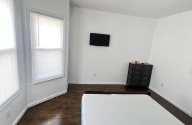 Newly renovated furnished home - Photo 4