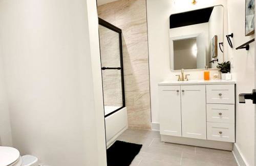 Luxurious 5BR Suite Perfect for Group of 12 guests with Pool table, Optional Parking and Gym Access Near McCormick Place and Soldier Field - Foto 17