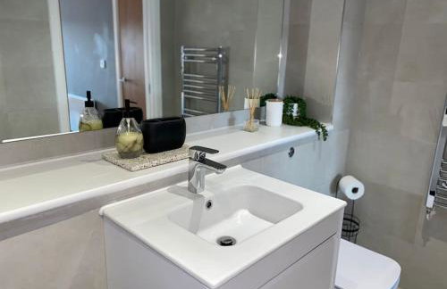 Luxury apartment close to Theatre, Barbican & Hoe 2 kings or 4 single beds secure covered parking - Foto 26