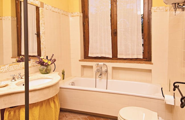 Casale Chimneys Immersed in Olive Trees - Foto 11