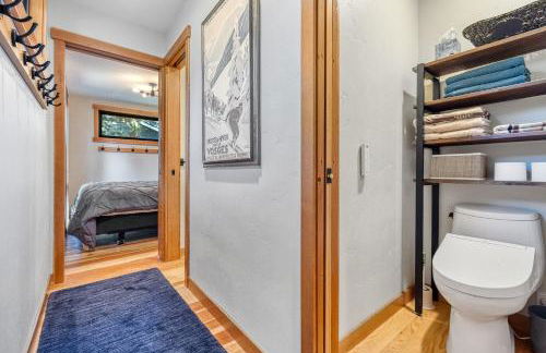 Two Pines - Unique container home w/hot tub - Downtown - Trailer Parking - Pet friendly - Foto 25