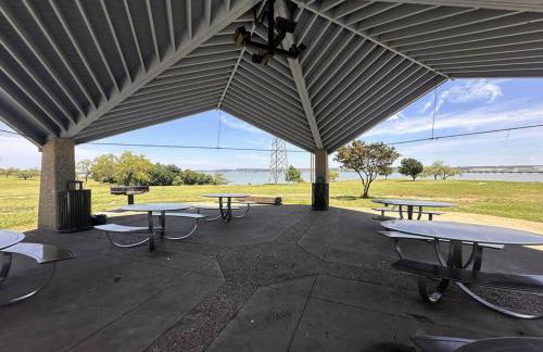 Lake Front Home, around 15 minutes drive to AT&T and Epic Water - Foto 29