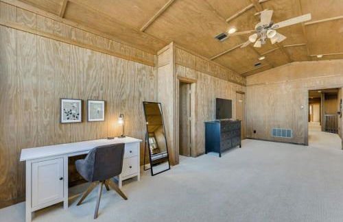 Spacious Ranch Style Home w Cinema Room - Foto 22