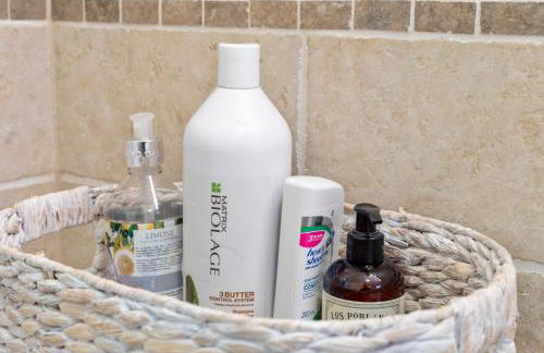 Bright & Spacious 3BR, Mins from Downtown, Easy to Gillette, Parking - Foto 48