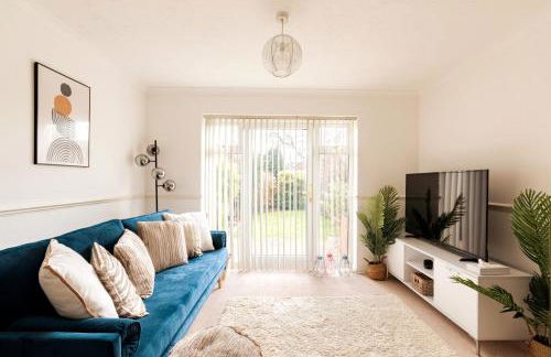 Surrey Stays - 2 Bedroom House, RH1, Contractors Welcome, Sleeps 5 max, 2 Parking Spaces, Near Town Centre, Train Station and Gatwick Airport - Foto 1