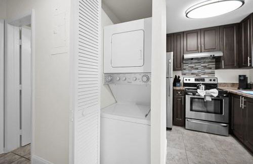 Chic Boca Raton Apartment Pool WiFi Parking - Photo 12