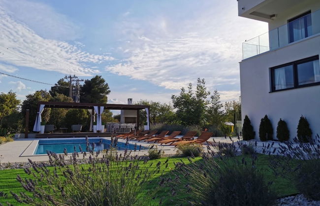 Modern Villa With Private Heated Pool and Lounge Area for a Relaxing Stay - Foto 26