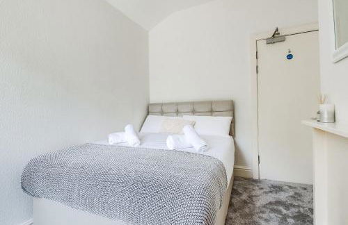 Solace Nights - Large Modern House - 4 Bedrooms - Near M6 & Spaghetti Junction - Fast WiFi - Netflix - Photo 24