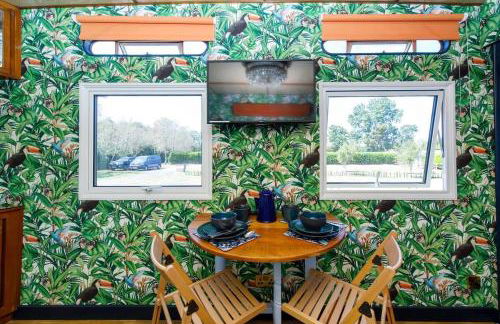 The Showman's Carriage w King Bed close to beach - Foto 32