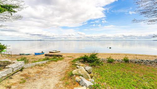 Walk to Beach and Sebago Lake Luxe Family Getaway! - Foto 3