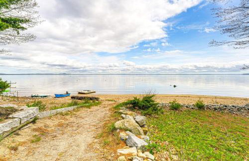 Walk to Beach and Sebago Lake Luxe Family Getaway! - Foto 3