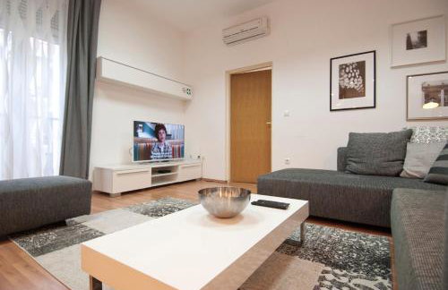 City Lights Apartment - Photo 14