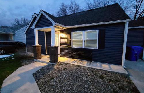 Nice house with private parking, king bed fenced yard - Foto 24