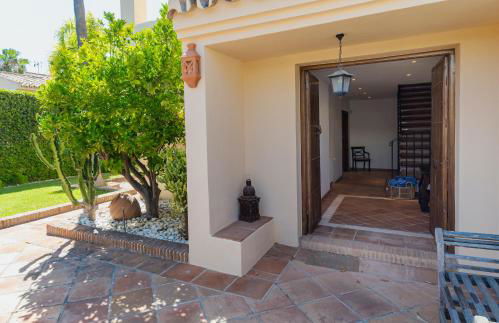 Charming Andalusian-Style Beach Villa - Foto 39