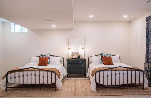 Stunning 5BR Villa Large Hot Tub & Scenic Yard - Foto 58