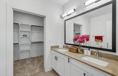 412 Stylish 2B2B Resort Style Pool & Gym, Golf Simulator, 7M to Dickies Stadium, 15M to AT&T stadium - Photo 3