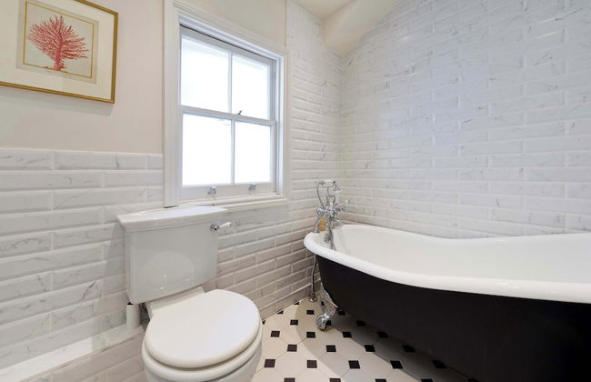 Central London 4BR Queens Park Family Home With Garden - Foto 22