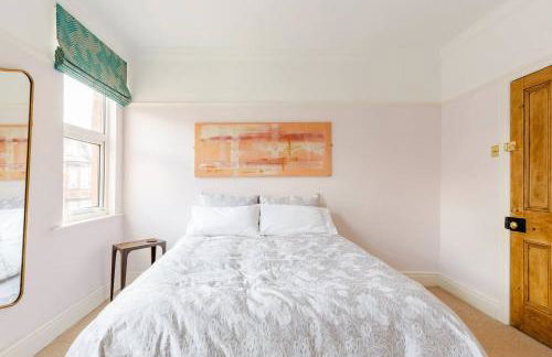 Contemporary Victorian Townhouse - walking distance to train station and Chester city centre - Photo 7