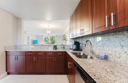 Boca Beachside 2BR 2BA with Pool and Balcony Steps to Sand - Foto 11