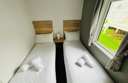 Shamrocks Cove Caravan - Award-Winning Coastal Retreat - Photo 19