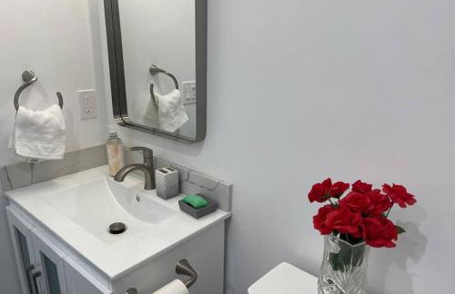 Adorable 2BR-2BA House with EV & Free Parking and Family Friendly in Los Angeles - Photo 43