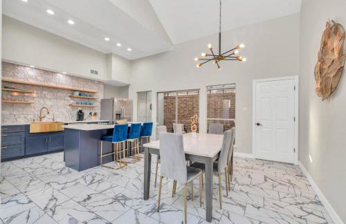 AccessibleGem 3BR Jacuzzi & Air Hockey Sleeps 13 Chinatown - Foto 41