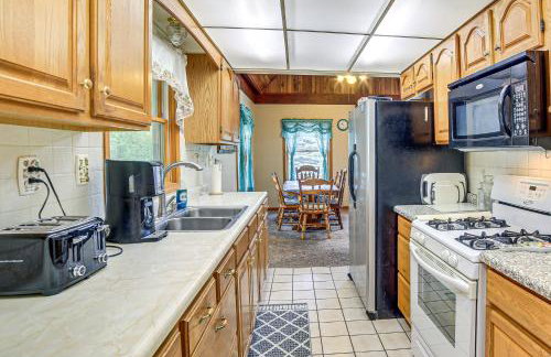 Germfask Home with Fire Pit, Grill and Yard Games! - Foto 7