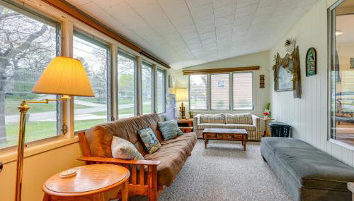 Walk to Lake Huron Pet-Friendly Caseville Cottage - Foto 3