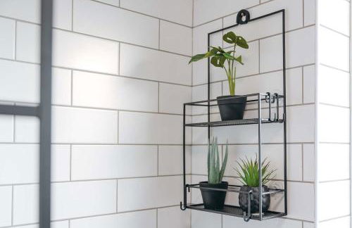 Quaint Georgian house with Parking & Huge Garden 10 mins walk from town - Photo 23