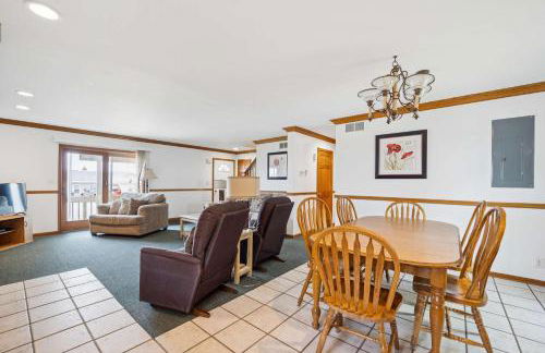 Spacious 4BR Lakefront Cottage - Perfect for Groups - Foto 9