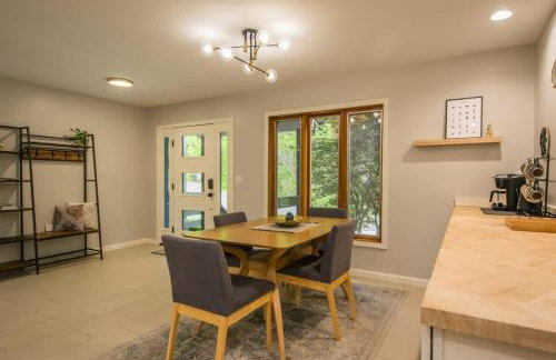 Mountain View 3BR with Sunroom, Close to Ski and Trails - Foto 15