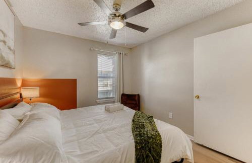 Serene King Suite Getaway - Sleeps 4 - Pool, Pkg - Foto 25