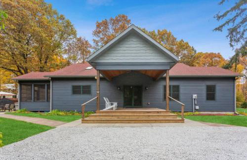 The Dakota by Juniper Holiday + Home - Photo 5