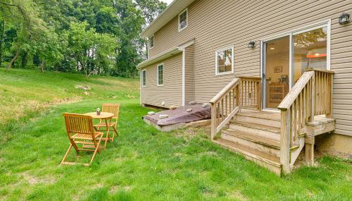 Walk to Shops and Dining Glen Cove Apt with Yard! - Foto 3