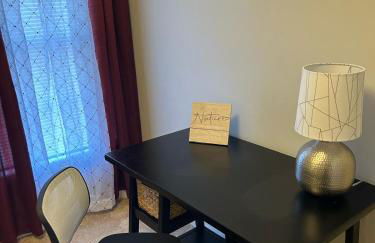 Modern Two BR Townhome, Workspace, Free Parking and Wi-Fi - Foto 21