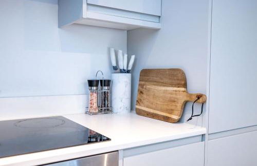 Modern 2-Bed Apartment - Near Train and Town - Parking Available - Foto 7